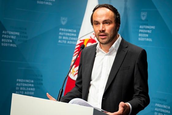 L'assessore all'Istruzione Philipp Achammer spiega i retroscena dei dati di un istituto di ricerca economica di Mestre, che attestano l'alto tasso di abbandono scolastico in Alto Adige. Gli apprendisti sono stati erroneamente inclusi tra coloro che hanno abbandonato la scuola. (Foto: USP/Fabio Brucculeri)