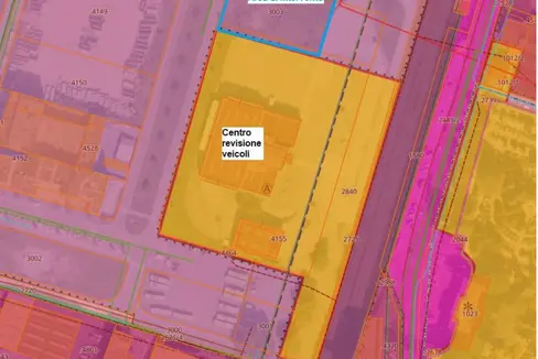 Die neue zweispurige Zufahrtsstraße mit Gehsteigen, Parkplätzen und Grünflächen sowie der asphaltierte Platz im Gewerbegebiet ex Iveco ermöglichen ein geordnetes Einreihen der Lastkraftfahrzeuge und verbessern die Sicherheit und Verkehrsführung in Richtung Landesprüfstelle für Fahrzeuge. (Grafik: LPA/ Amt für Umweltbauten und Infrastrukturen)