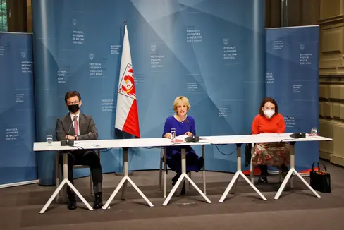 Per gli anziani e le persone bisognose di assistenza, in Alto Adige è disponibile un'ampia gamma di servizi: nel 2021 sono stati erogati 255 milioni di euro in assegni di accompagnamento. Un sostegno che viene fornito anche attraverso servizi di assistenza domiciliare (Foto: ASP/Greta Stuefer)