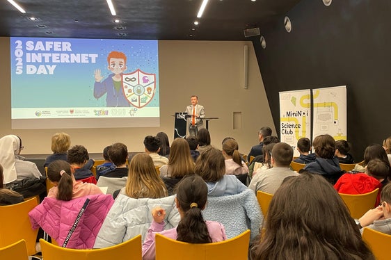 Der italienische Schulamtsleiter Vincenzo Gullotta unterstrich, dass Schule die Aufgabe habe, über Risiken und Nutzen neuer digitaler Technologie aufzuklären. (Foto: LPA)