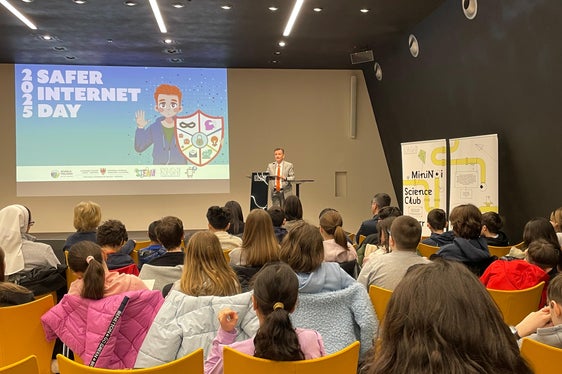 Il sovrintendente Vincenzo Gullotta ha sottolineato l'importanza di questa iniziativa. “Il compito della scuola è spiegare sia ai docenti che agli studenti le grandi potenzialità e i rischi della rete, offrendo ad ogni fascia d’età strumenti e consigli su un uso sicuro delle tecnologie digitali”. (Foto: USP)