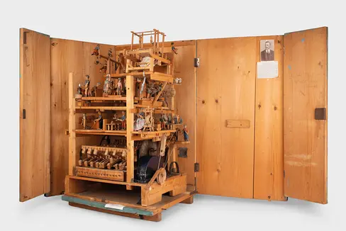 Das Urbele-Werk des Museumsverein Ulten ist ein Orgelkasten, bei dem sich durch Kurbeln kleine Figuren in Bewegung setzen, die verschiedene Szenen aus dem bäuerlichen Leben darstellen. Es ist im Talmuseum Ulten zu sehen. Gebaut hat es Urban Knoll um das Jahr 1930. (Foto: LPA/Museumsverband Südtirol/Museumsverein Ulten)