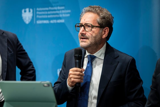 Maurizio Chiusa, Abteilungsdirektor Bahn von SAD, hob hervor, dass Ereignisse höherer Gewalt zunehmend zu Beeinträchtigungen im Bahnbetrieb führen. Umso wichtiger sei es, alle Möglichkeiten zu nutzen, um die Auswirkungen auf die Fahrgäste möglichst gering zu halten. (Foto: LPA/Fabio Brucculeri)