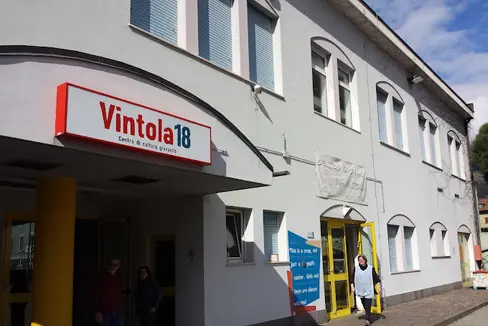 Presente e futuro. L’obiettivo per il Vintola 18, stante l’attuale stato manutentivo dell’immobile, proprietà della Fondazione Sodalizio Cattolico, è quello di procedere ad una demo ricostruzione dell’edificio per realizzare un nuovo centro giovanile. (Foto: USP)