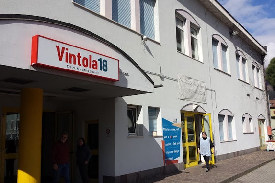 Das Jugendzentrum Vintola 18 ist in die Jahre gekommen und muss erneuert werden. Am Montag fand ein Lokalaugenschein im Gebäude statt. (Foto: LPA)