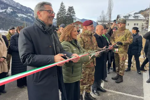 Con il taglio del nastro sono stati inaugurati ufficialmente i lavori di ristrutturazione della Caserma Cantore di San Candido. Primo da sinistra il presidente Kompatscher, accanto a lui il sottosegretario di Stato Rauti. (Foto: Ministero della Difesa)