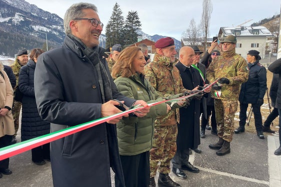 Mit dem Banddurchschneiden wurden die sanierten Räume der Cantore-Kaserne in Innichen offiziell eröffnet. Erster von links Landeshauptmann Kompatscher, neben ihm Staatssekretärin Rauti. (Foto: Verteidigungsministerium)