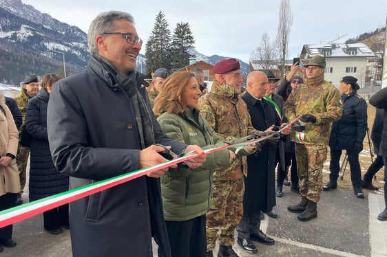 Mit dem Banddurchschneiden wurden die sanierten Räume der Cantore-Kaserne in Innichen offiziell eröffnet. Erster von links Landeshauptmann Kompatscher, neben ihm Staatssekretärin Rauti. (Foto: Verteidigungsministerium)