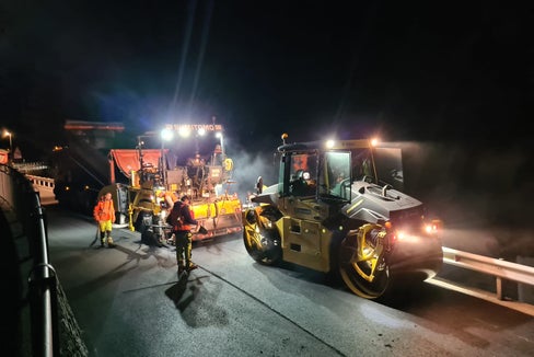 I lëures per asfalté la streda de Gherdëina nchin sun Jëuf de Frea scumëncia ai 5 de mei: la finamira ie de garantì la majera segurëza y la funziunalità plëina (Foto: Servisc provinziel per la Stredes)