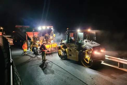 I lëures per asfalté la streda de Gherdëina nchin sun Jëuf de Frea scumëncia ai 5 de mei: la finamira ie de garantì la majera segurëza y la funziunalità plëina (Foto: Servisc provinziel per la Stredes)