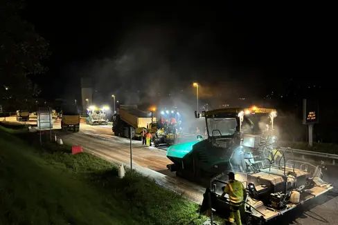 Im Bild: Eine der Asphaltierungsarbeiten, die in den vergangenen Jahren nachts durchgeführt wurden. (Foto: LPA/Ressort Infrastrukturen und Mobilität)