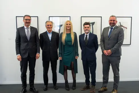 Il presidente Kompatscher (sin.) con i nuovi membri dell'Agenzia per le relazioni sindacali (da sin.) Hermann Troger (presidente), Brunhild Pircher e Domenico Laratta ed il direttore generale della Provincia, Alexander Steiner (Foto: ASP/Fabio Brucculeri)