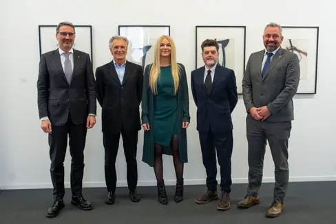 Il presidente Kompatscher (sin.) con i nuovi membri dell'Agenzia per le relazioni sindacali (da sin.) Hermann Troger (presidente), Brunhild Pircher e Domenico Laratta ed il direttore generale della Provincia, Alexander Steiner (Foto: ASP/Fabio Brucculeri)