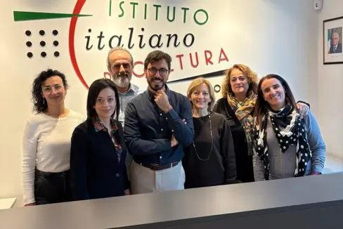 Foto di gruppo tra i docenti delle scuole di Laives e Amadora, insieme alla dirigente dell'IC Laives Emanuela Scicchitano (nella foto la seconda da sinistra). (Foto: IC Laives)