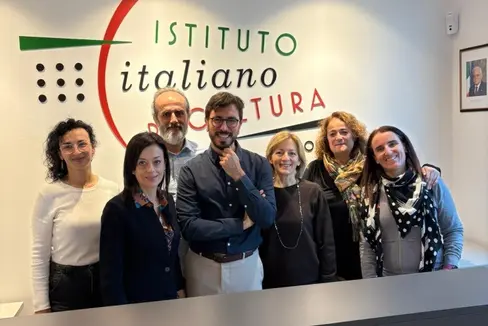 Foto di gruppo tra i docenti delle scuole di Laives e Amadora, insieme alla dirigente dell'IC Laives Emanuela Scicchitano (nella foto la seconda da sinistra). (Foto: IC Laives)