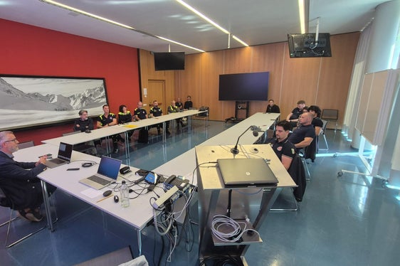 Nell’aula della Protezione civile, Paolo Berenzi, coordinatore della Centrale unifica di emergenza 112 e della Centrale provinciale di emergenza, ha tenuto una conferenza sul proprio settore di competenza. (Foto: USP/Agenzia per la Protezione civile)