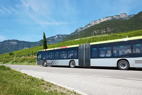 Vorfahrt für die öffentliche Mobilität: Am Montag, 22. November, werden die Ampeln entlang der Metrobusroute im Überetsch definitiv in Betrieb genommen. (Foto: LPA)
