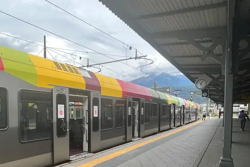 I passajiers y les passajieres che rovará tles staziuns de Bornech, Bornech nord, San Laurënz, Pruca y Tlüses aldiará les incündes de architada nia ma por talian y todësch, mo ince por ladin. (Foto: ASP/andreas Daum)