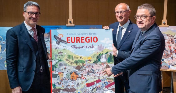 I presidenti di Alto Adige, Tirolo e Trentino con i pannelli illustrativi del libro “brulicante”: (da sinistra) Arno Kompatscher, Anton Mattle (presidente dell’Euregio) e Maurizio Fugatti (Foto: Land Tirolo/Neuner)