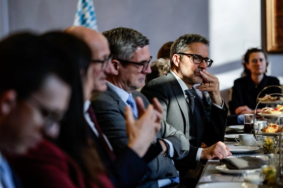 Landeshauptmann Kompatscher tauschte sich bei dem Gipfel über die Sicherstellung von EU-Mitteln für den Alpenraum im Mehrjährigen Finanzrahmen 2028+ aus. (Foto: LPA/bri/Iris Haidau)