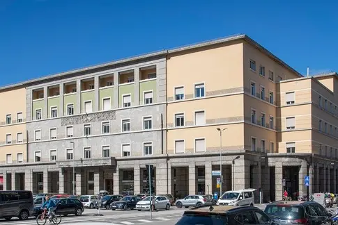 Das Land kauft das ehemalige Gebäude des Nationalen Instituts für Soziale Fürsorge (NISF) am Siegesplatz 39/Ecke Freiheitstraße 9 in Bozen an: Darin sollen die Agentur Südtiroler Einzugsdienste und Wohnungen für Studierende untergebracht werden. (Foto: LPA)