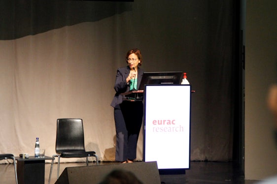 La direttrice della Ripartizione sociale, Michela Trentini, nel corso del suo intervento (Foto: ASP/Hannes Wisthaler)