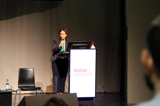 La direttrice della Ripartizione sociale, Michela Trentini, nel corso del suo intervento (Foto: ASP/Hannes Wisthaler)