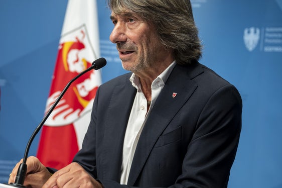 In Bozen zeige sich, dass eine dauerhafte 24-Stunden-Basisversorgung die Notaufnahme deutlich entlasten könne. Dieses Modell solle künftig mit Ambulatorien in den neuen Gemeinschaftshäusern umgesetzt werden, als schnelle Anlaufstelle für dringliche, aber nicht lebensbedrohliche Fälle, sagt Gesundheitslandesrat Hubert Messner. (Foto: LPA/Fabio Brucculeri)