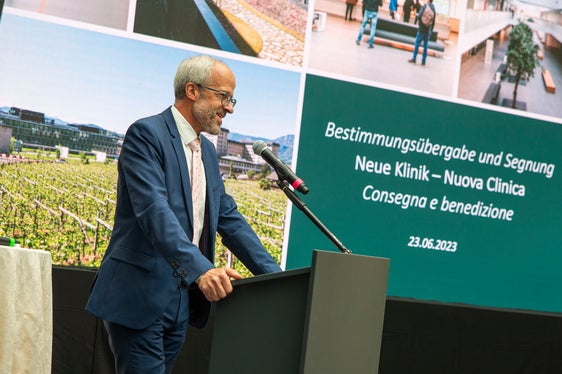 Dankte all jenen, die zum Gelingen des Projektes beigetragen haben: der Generaldirektor des Südtiroler Gesundheitsbetriebs Florian Zerzer. (Foto: Fabio Brucculeri)
