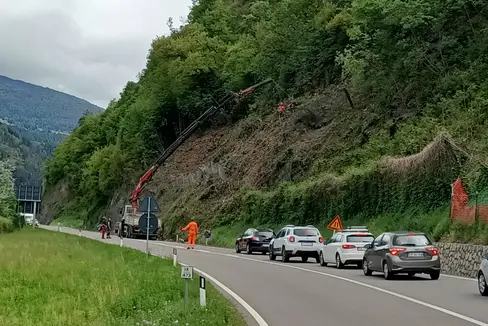 Unter der Regie des Straßendiensts Eisacktal laufen die Arbeiten zur Absicherung eines steinschlaggefährdeten Abschnitts der Brennerstaatsstraße südlich von Brixen. (Foto: LPA/Straßendienst Eisacktal)