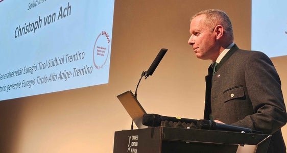 Il segretario generale dell'Euregio Christoph von Ach: “Fit4Co crea progetti che superano i confini con un valore aggiunto concreto per le amministrazioni e la popolazione.” (Foto: Euregio)