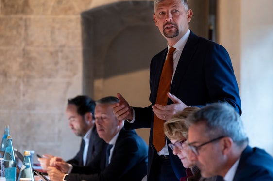 „Der zweigleisige Ausbau der Strecke Bozen–Meran ist unerlässlich, um den Bahnverkehr pünktlicher und zuverlässiger zu machen. Heute müssen Züge aus Meran oft warten, bevor sie in Bozen einfahren können, da den Zügen auf der Brenner-Achse Vorrang eingeräumt wird. Dies führt zu Verspätungen, die sich auf die gesamte Strecke auswirken“, erklärte Mobilitätslandesrat Daniel Alfreider (stehend) bei der Sondersitzung mit den Bürgermeistern. Im Bild (von rechts) mit Landeshauptmann Arno Kompatscher, Landesrätin Rosmarie Pamer sowie den Landesräten Peter Brunner und Philipp Achammer. (Foto: LPA/Fabio Brucculeri)