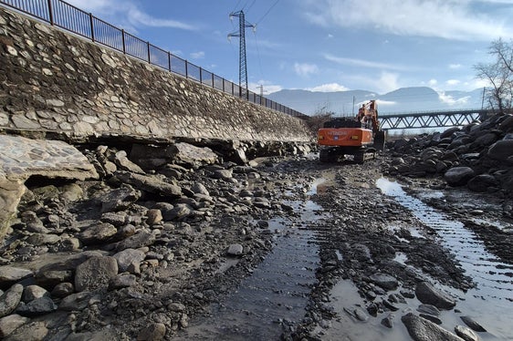 I Bacini montani stanno lavorando al ripristino del muro danneggiato sulla riva orografica sinistra dell’Adige, sotto la pista ciclabile all’uscita MeBo di Lagundo, poco prima del birrificio Forst. (Foto: USP/Ufficio Sistemazione bacini montani sud dell’Agenzia per la Protezione civile)