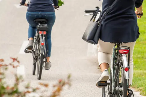 Chi si reca al lavoro in bicicletta o combina il suo utilizzo con un mezzo del trasporto pubblico promuove una mobilità sostenibile. Lunedì 3 giugno 2024, Giornata mondiale della bicicletta, tutti i pendolari che transiteranno per Piazza Mazzini o Piazza Fiera a Bolzano saranno ricompensati con una colazione offerta in loco. (Foto: STA)