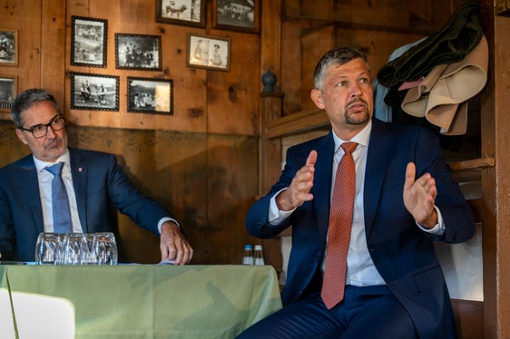 Landesrat Alfreider (rechts im Bild, neben Landeshauptmann Arno Kompatscher) hat angekündigt, dass die Gadertaler Staatsstraße zwischen dem 24. und 25. Oktober wegen weiterer Sicherungsarbeiten erneut gesperrt wird. (Foto: LPA/Fabio Brucculeri)