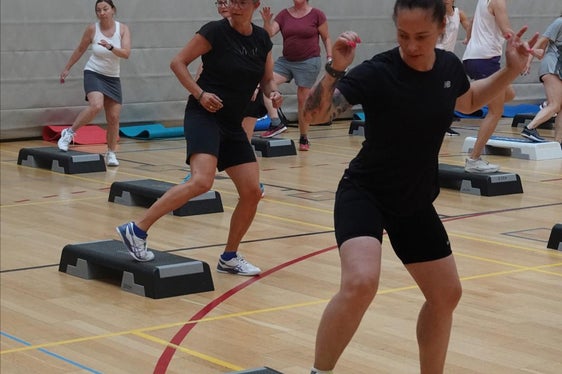 Fortbilden können sich die Teilnehmerinnen und Teilnehmer des Sportforums auch in der Sportart Step Aerobic. (Foto: LPA/Pädagogische Abteilung der Deutschen Bildungsdirektion/Sportoberschule Mals)
