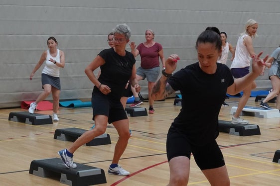 Fortbilden können sich die Teilnehmerinnen und Teilnehmer des Sportforums auch in der Sportart Step Aerobic. (Foto: LPA/Pädagogische Abteilung der Deutschen Bildungsdirektion/Sportoberschule Mals)