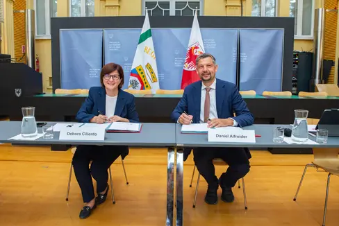 Regionalassessorin Debora Ciliento und Landesrat Daniel Alfreider unterzeichneten die Programmvereinbarung zwischen dem Land Südtirol und der Region Apulien zur nachhaltigen öffentlichen Mobilität. (Foto: LPA/Greta Stuefer)