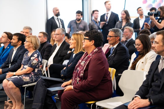 Sabine Verheyen (vorne von rechts), Erste Vizepräsidentin des Europäischen Parlaments, und Parlamentspräsidentin Roberta Metsola, tauschten sich ebenfalls bei der Tagung über Minderheitensprachen aus. (Foto: LPA/Mirco Paradiso)