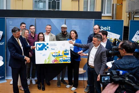 A maggio del 2025 è stato presentato a Palazzo Widmann il nuovo altoadigemobilità Fix365 pass e da esattamente un anno, dal 1. giugno 2025, è disponibile a tutta la popolazione per usufruire dei mezzi della rete integrata altoadigemobilità. (Foto: USP/Fabio Brucculeri)