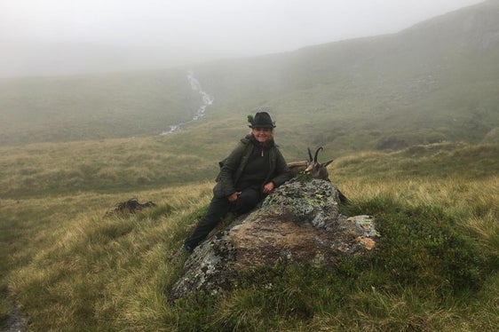 Bergjagd: An den verwaschenen Zügeln ist das hohe Alter des erlegten Gamsbocks im Hochgebirge erkennbar, Erlegerbruch auf der rechten Hutseite, letzter Bissen im Äser des alten Gamsbocks, beschreibt Nora Pardatscher (im Bild), Jägerin seit 15 Jahren, das Foto in der Fachsprache. (Foto: LPA/Nora Pardatscher)