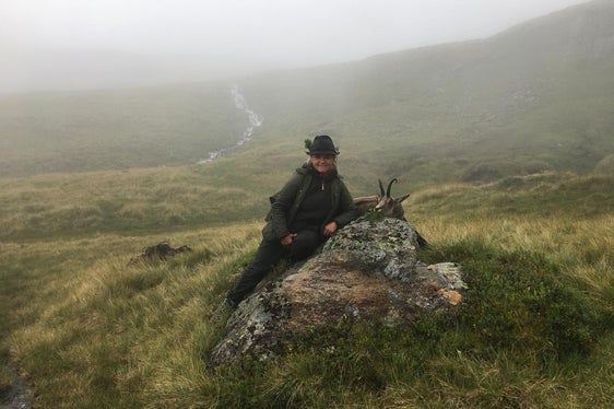 Bergjagd: An den verwaschenen Zügeln ist das hohe Alter des erlegten Gamsbocks im Hochgebirge erkennbar, Erlegerbruch auf der rechten Hutseite, letzter Bissen im Äser des alten Gamsbocks, beschreibt Nora Pardatscher (im Bild), Jägerin seit 15 Jahren, das Foto in der Fachsprache. (Foto: LPA/Nora Pardatscher)