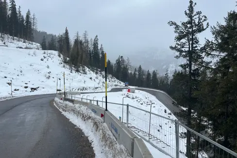 Durch mehrere Eingriffe wird die Passstraße auf den Valparola-Pass unter der Regie der Landesabteilung Tiefbau verbessert. Dadurch soll der Verkehrsweg sicherer für alle Verkehrsteilnehmer werden. (Foto: LPA/Landesabteilung Tiefbau)