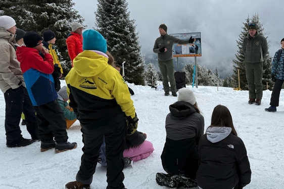 Wichtiges über den Wald im Winter brachten die Förster des Forstinspektorates Brixen den Schülerinnen und Schülern auf der Plose näher. (Foto: LPA/Forstinspektorat Brixen)