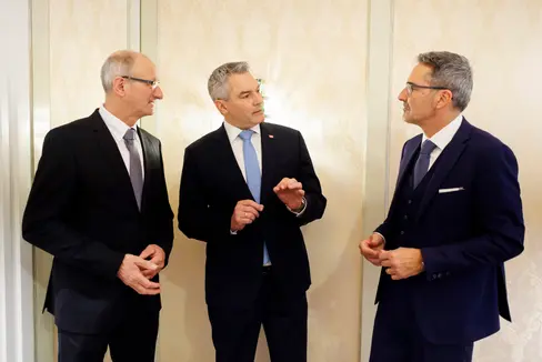 Il presidente della Provincia Arno Kompatscher (a destra) ha combinato la sua presenza al concerto di Capodanno, a Vienna, con uno scambio politico con il cancelliere federale austriaco Karl Nehammer (al centro). A sinistra il presidente del Land Tirol, Anton Mattle. (Foto: Cancelleria federale austriaca)