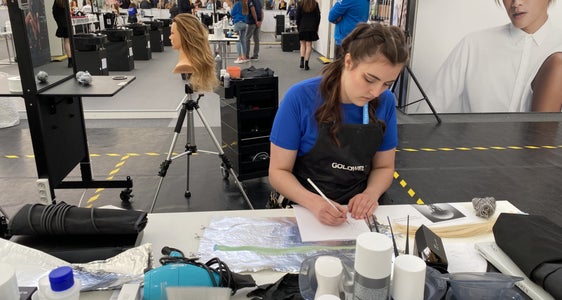Friseurin im Einsatz bei den EuroSkills in Graz 2021 (Foto: LVH/Worldskills Italy)