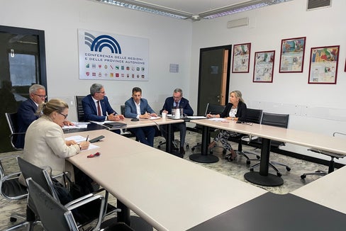 Le Regioni dell'arco alpino chiedono allo Stato e all'UE la possibilità di regolamentare i grandi predatori: (in presenza da sinistra) la responsabile dell'Ufficio della Provincia a Roma, Katharina Tasser, il segretario generale della Provincia Eros Magnago, il presidente Arno Kompatscher, l'assessore alla caccia e alla pesca della Regione Veneto, Cristiano Corazzari, nonché i dipendenti della Regione Veneto, Andrea Comacchio (direttore Dipartimento Agricoltura) e della Conferenza delle Regioni, Giulia Pavese (Foto: Conferenza delle Regioni)