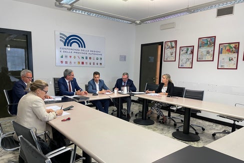 Die Regionen des Alpenbogens fordern von Staat und EU die Möglichkeit der Großraubwild-Regulierung: (in Präsenz v.l.) die Leiterin des Außenamtes des Landes Südtirol in Rom, Katharina Tasser, Generalsekretär des Landes Eros Magnago, Landeshauptmann Arno Kompatscher, Assessor für Jagd und Fischerei der Region Veneto, Cristiano Corazzari, sowie Mitarbeitende der Region Veneto, Andrea Comacchio (Direktor Ressort Landwirtschaft) und der Regionenkonferenz, Giulia Pavese. (Foto: Regionenkonferenz)