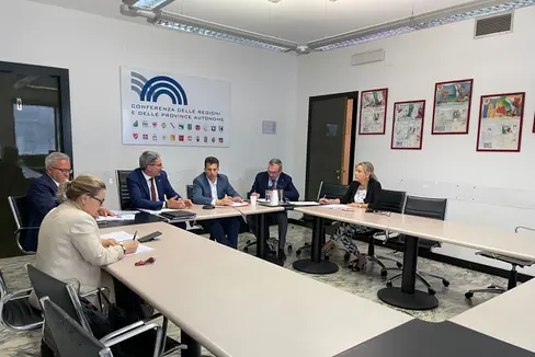 Le Regioni dell'arco alpino chiedono allo Stato e all'UE la possibilità di regolamentare i grandi predatori: (in presenza da sinistra) la responsabile dell'Ufficio della Provincia a Roma, Katharina Tasser, il segretario generale della Provincia Eros Magnago, il presidente Arno Kompatscher, l'assessore alla caccia e alla pesca della Regione Veneto, Cristiano Corazzari, nonché i dipendenti della Regione Veneto, Andrea Comacchio (direttore Dipartimento Agricoltura) e della Conferenza delle Regioni, Giulia Pavese (Foto: Conferenza delle Regioni)