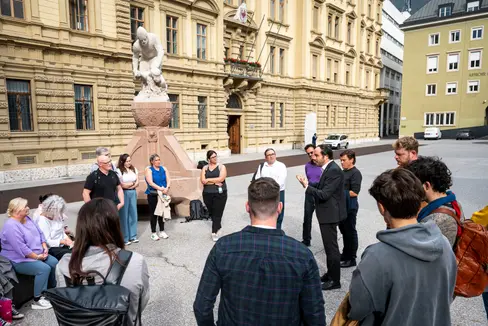Zusammenarbeit und Vernetzung sind die Grundpfeiler für ein friedliches Miteinander: Landesrat Philipp Achammer bei der Begegnung mit der Delegation der in der Jugendarbeit Tätigen aus Nordirland. (Foto: LPA/Fabio Brucculeri)